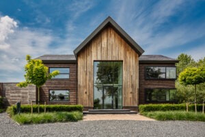 Casa de campo con revestimiento de fachada de madera