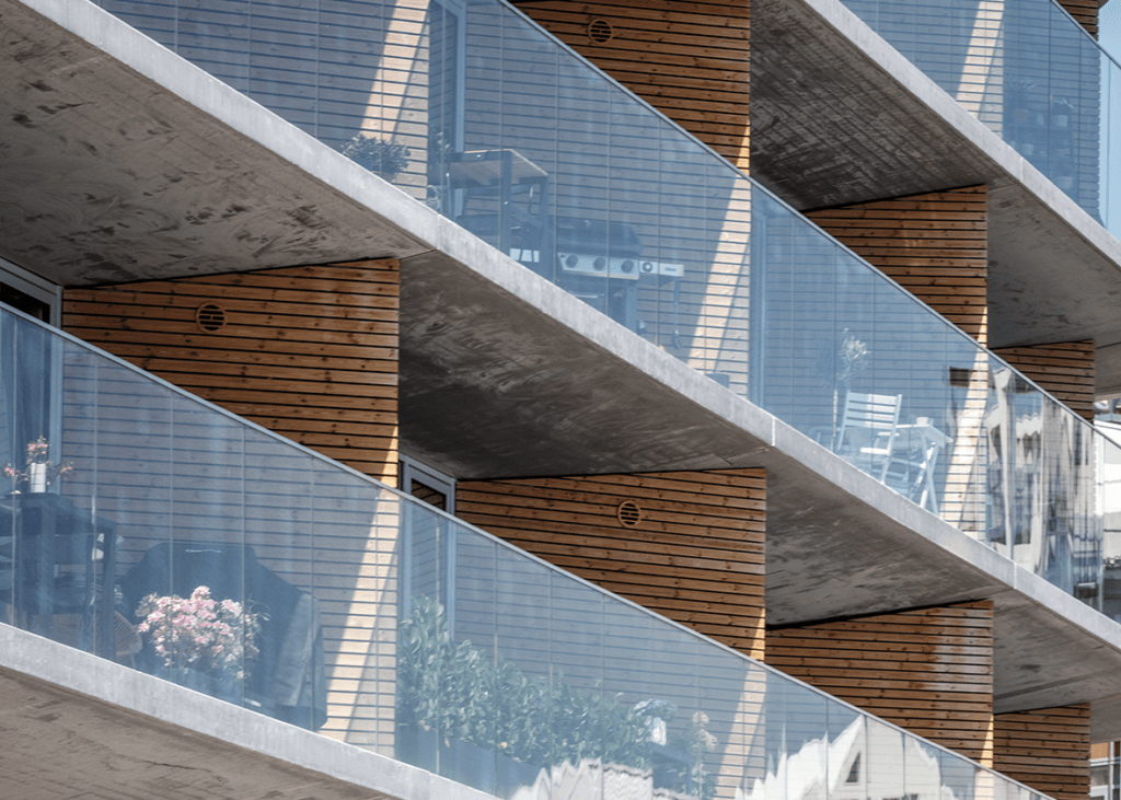 Primer plano de los balcones del edificio moderno con un revestimiento de fachada de madera.