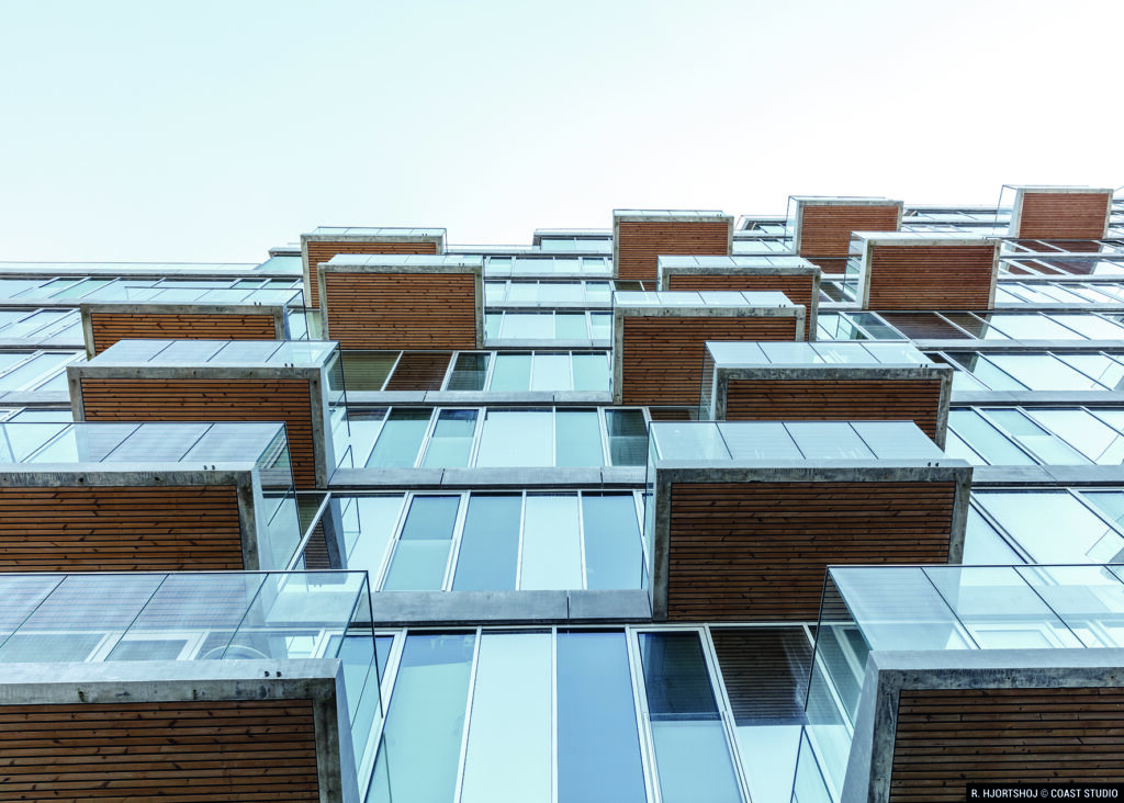 Primer plano de los balcones del edificio moderno con un revestimiento de fachada de madera.